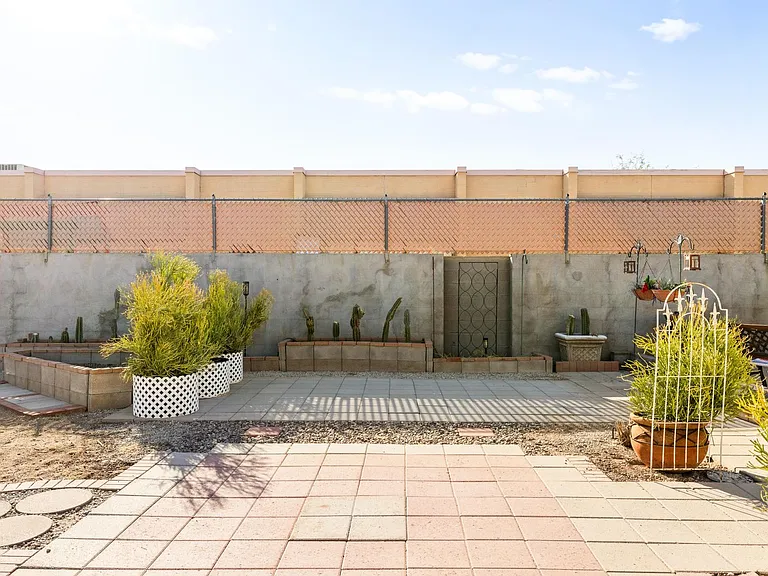 1025 E Portland St — Photo 33