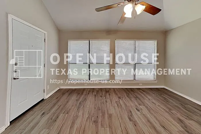 546 Newberry St — Photo 4