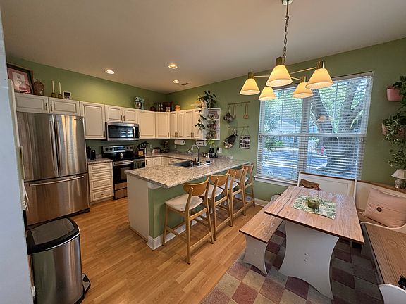 Kitchen & Dining