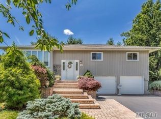 15 Melbourne Ln, Old Bethpage, NY 11804