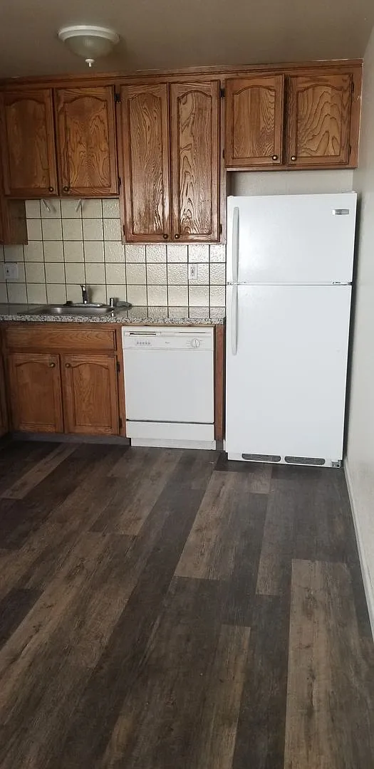 3 Bed, 1 Bath Apartment — Photo 4