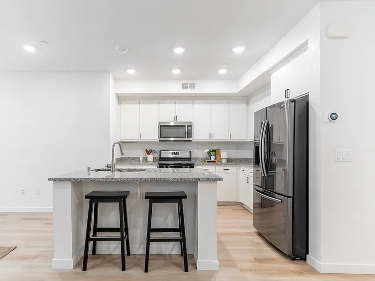882 Slate Pl — Photo 5