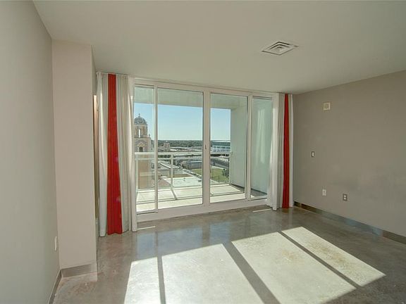 4th image of 1990 Main St Penthouse 17
