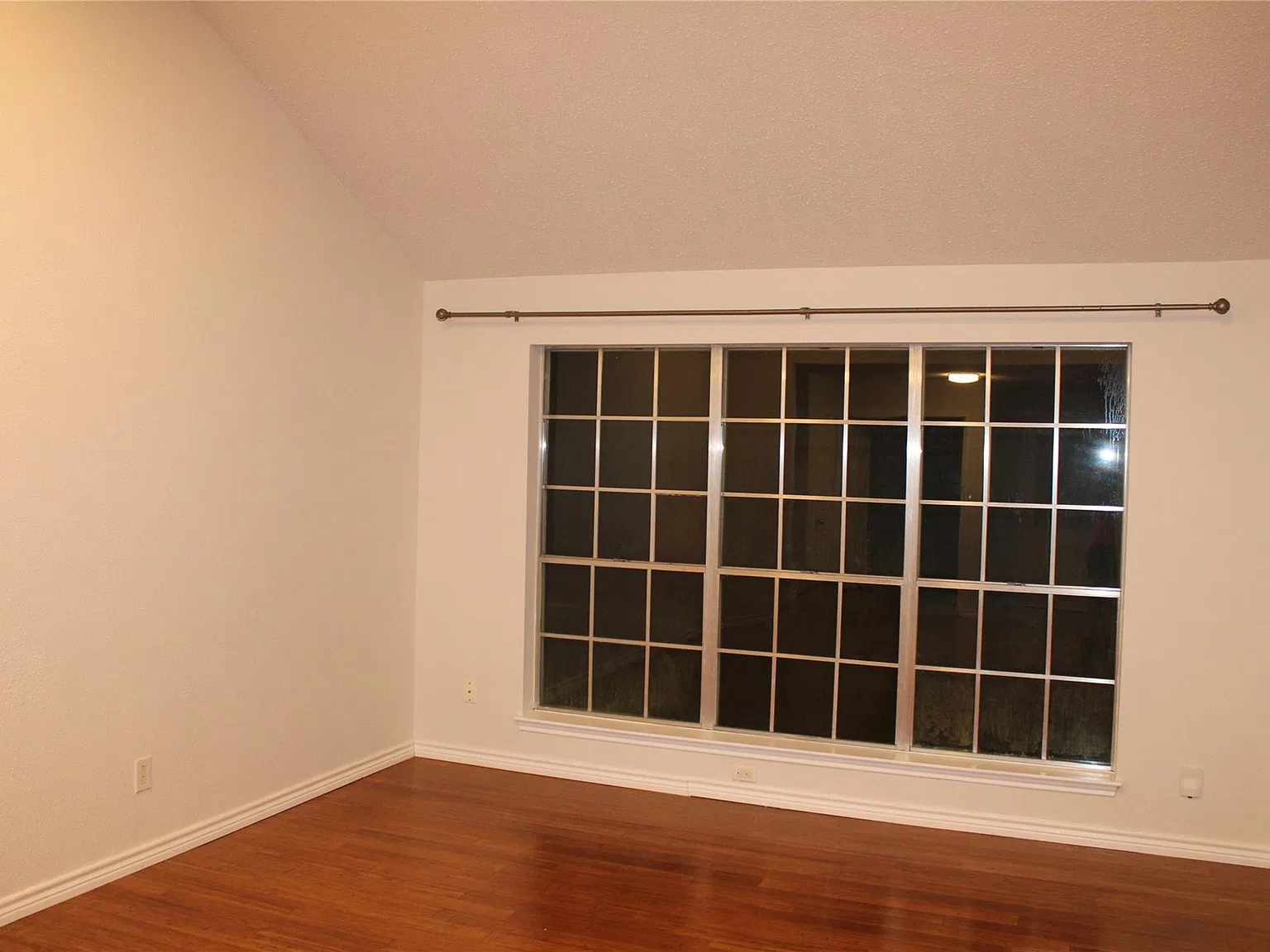 4 bed, 2.0 bath, 1984 sqft, $1,900 — Photo 3