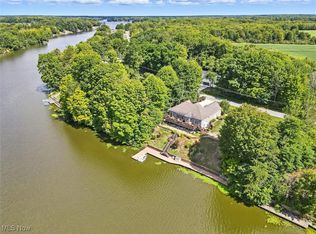 1437 Lake Vue Dr, Roaming Shores, OH 44085