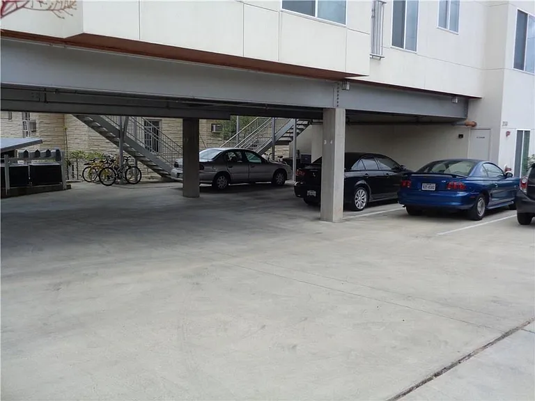 210 E 32nd St — Photo 21