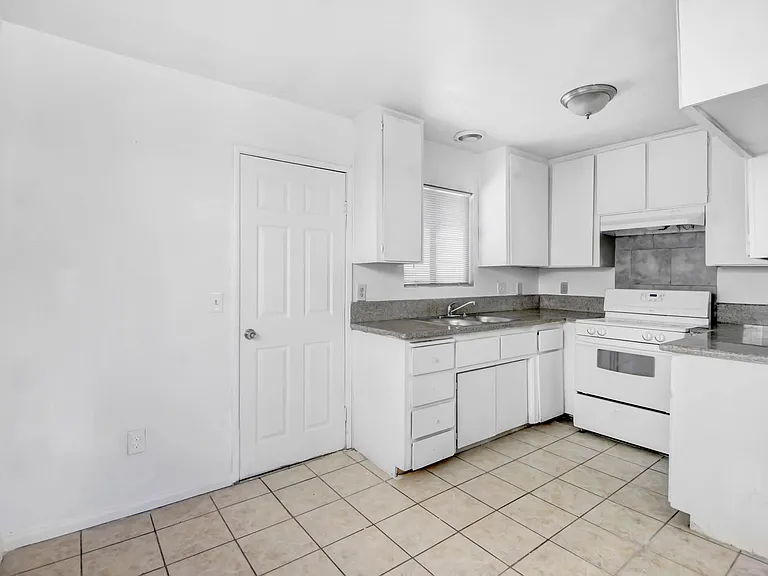 4039 Lorraine Dr #5 — Photo 6