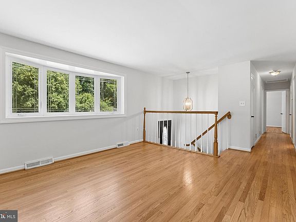3rd image of 4801 Woodford Ln