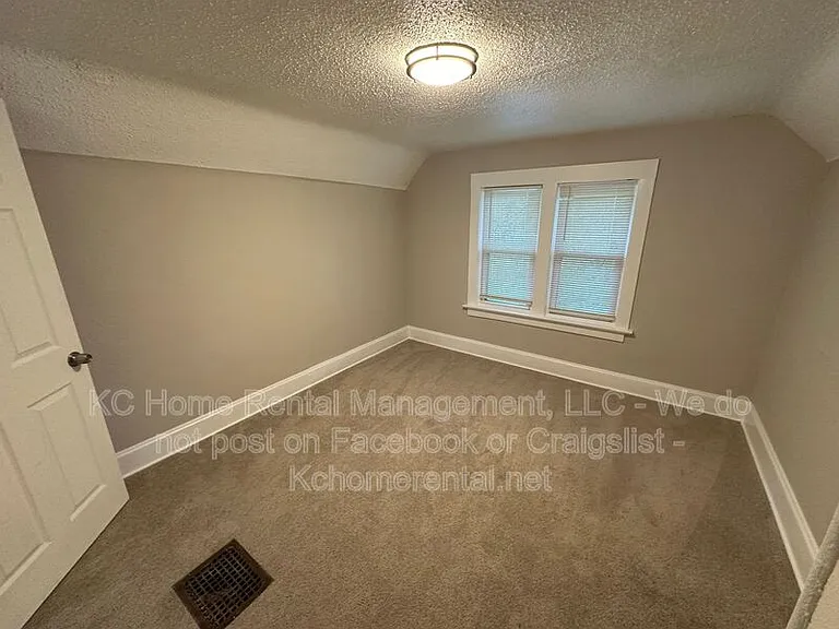 3016 E 32nd St — Photo 29