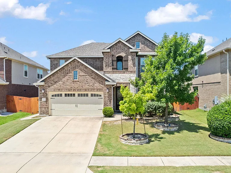 724 Pioneer Grv — Photo 1