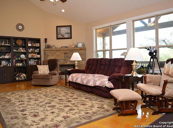 3rd image of 1715 Yaupon Dr
