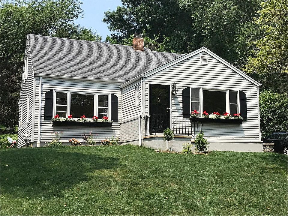 This adorable, quiet, private 3 bdr/2 bath house has the best of both worlds, convenience And a private sanctuary