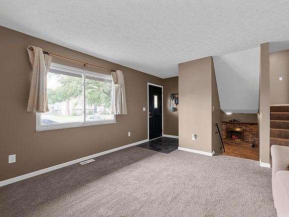 4th image of 1970 Limetree Ct