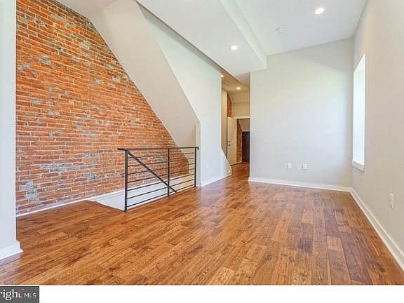 5th image of 2011 E Susquehanna Ave #2