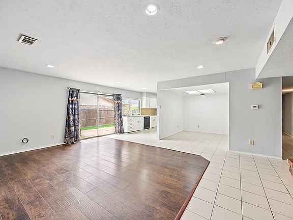 5th image of 2933 Silverdale Ln