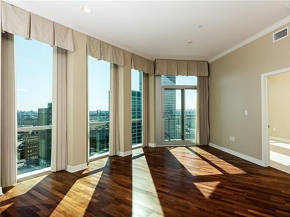 5th image of 500 Throckmorton St APT 1804