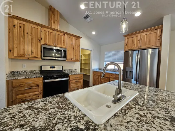 1006 SW L St, Grants Pass, OR 97526