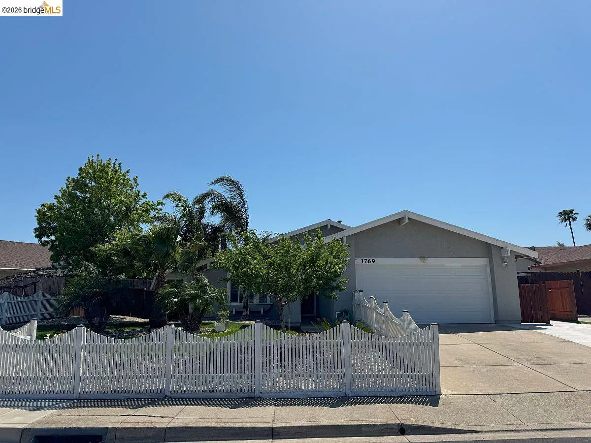 3 bed, 2.0 bath, 1167 sqft, $3,200 — Photo 1