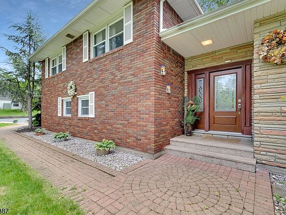 3rd image of 28 Pepper Rd