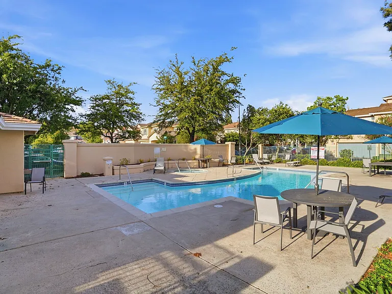 558 Manhattan Pl — Photo 32