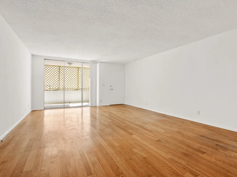 1237 Berkeley St - steps to Wilshire Blvd in Santa Monica — Photo 6