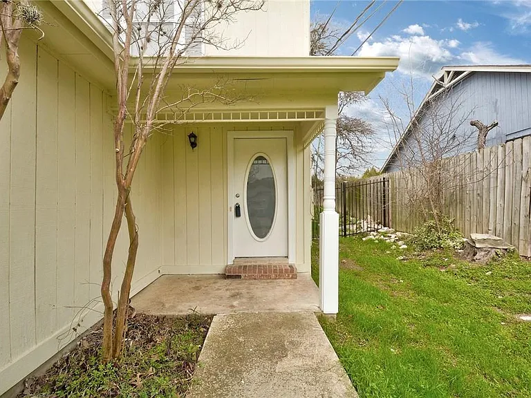 6102 Parkwood Dr #A — Photo 3