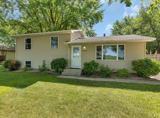 705 Lakeland Dr SE, Willmar, MN 56201