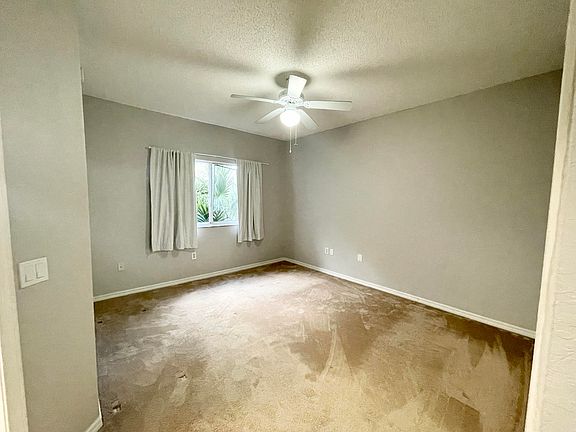 5th image of 330 Crestwood Cir