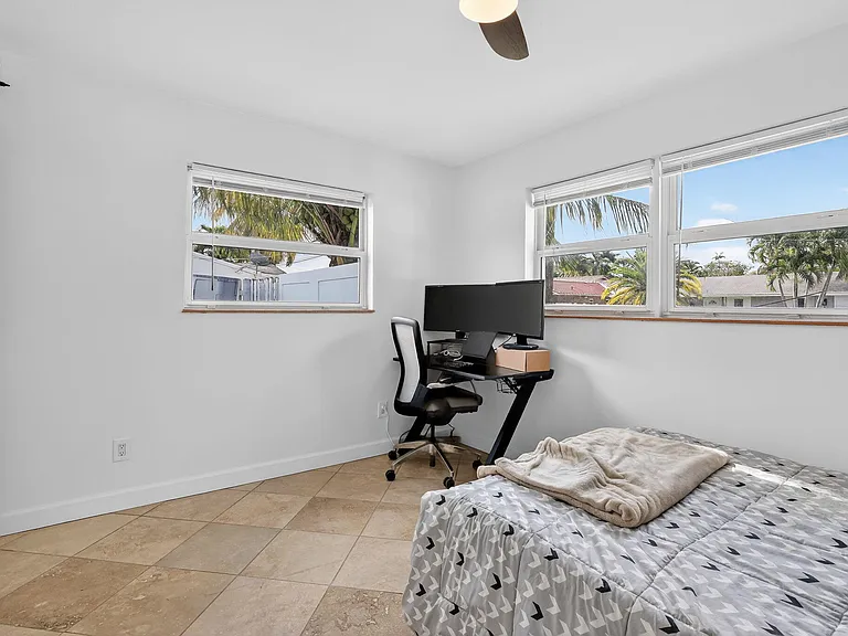 4540 SW 28th Ter — Photo 21