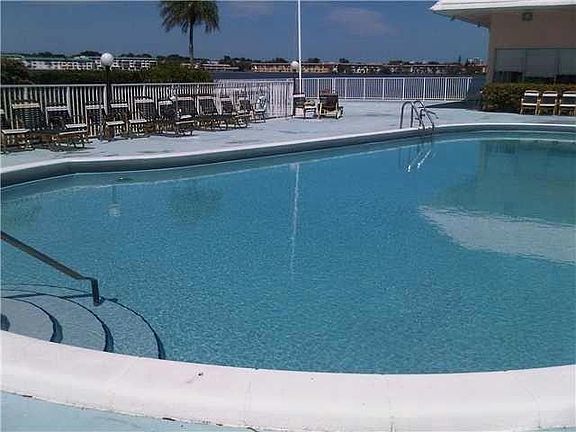 4th image of 1075 Miami Gardens Dr #403