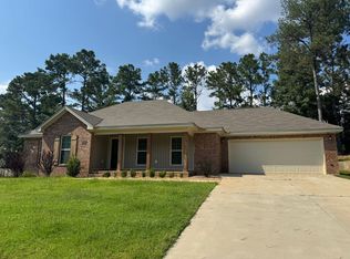 107 Fox Run Dr, Deatsville, AL 36022