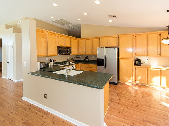 4th image of 381 Fisher Ct