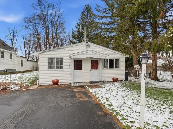 117 Oak Dr, North Syracuse, NY 13212