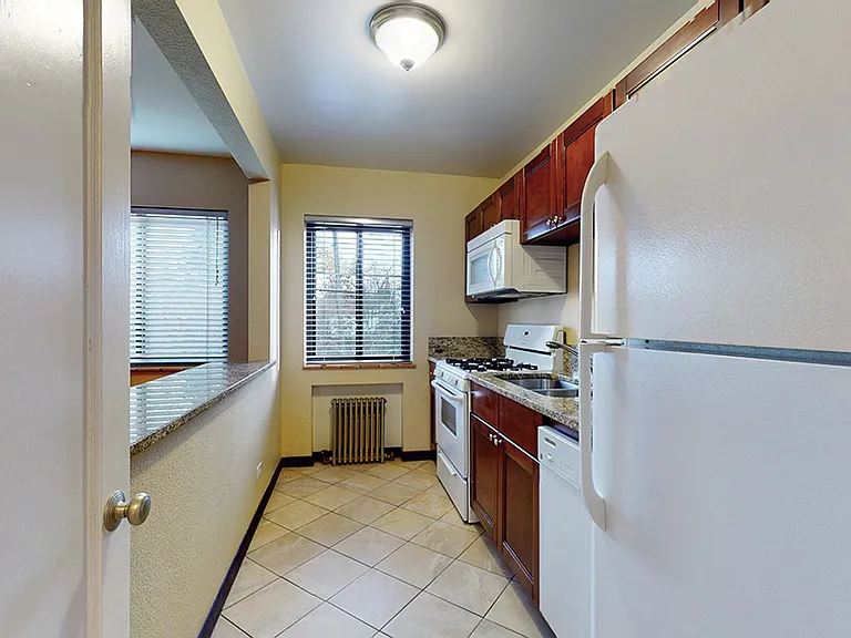 Poplar Apartments — Photo 15