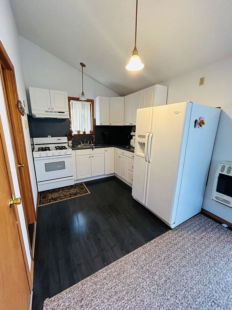 Bright and spacious 3-bedroom, 1-bath home featuring a nice backyard — Photo 4