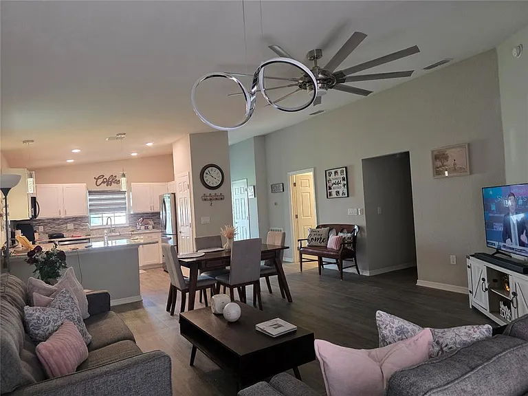 424 Capri Way — Photo 5