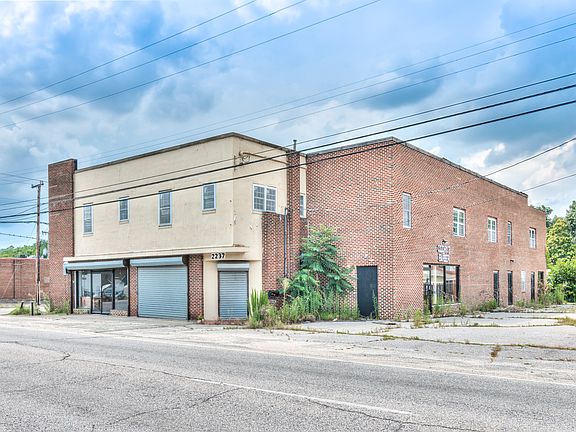 4th image of 2237 E Washington St