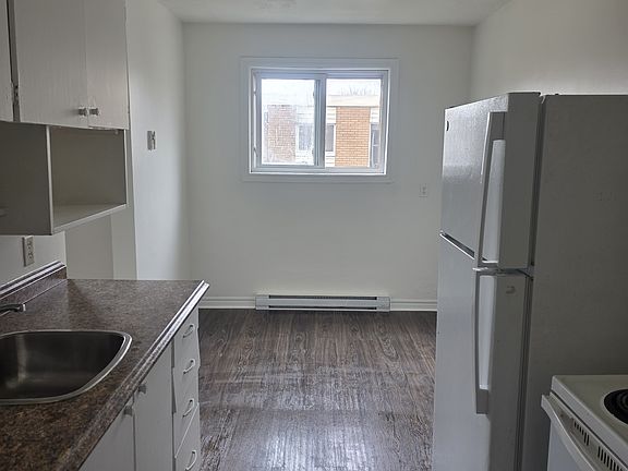 4th image of 70 Albert St #12