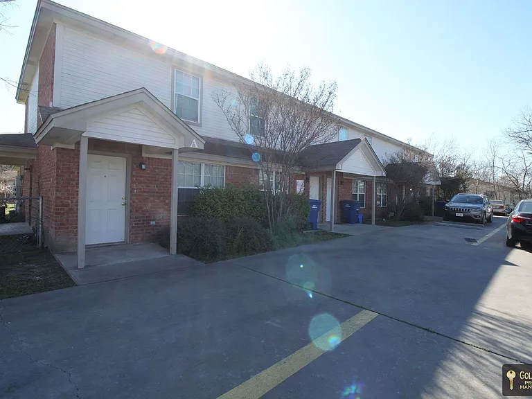 401 W Ave E — Photo 2