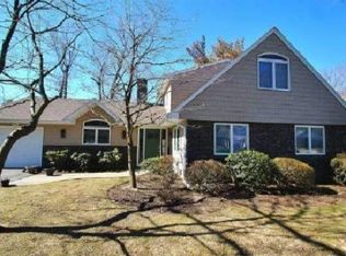 8 Paddock Ln, Great Neck, NY 11020