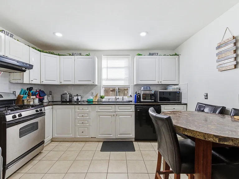 270 Westervelt Pl — Photo 3