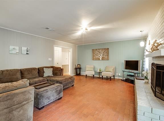 5th image of 108 W Lavender Ln