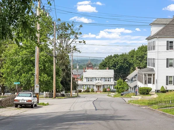 43 Park St, Clinton, MA 01510