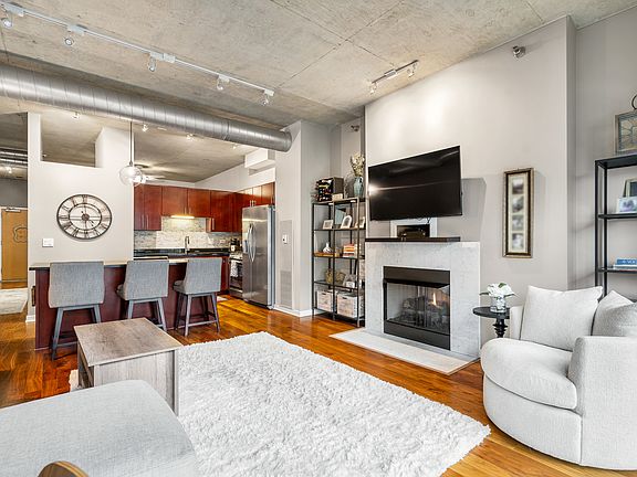 5th image of 700 N Larrabee St APT 1504
