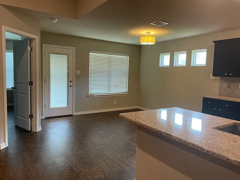 721 Kendra Dr — Photo 2