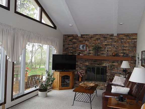 5th image of 550 Lac La Belle Dr