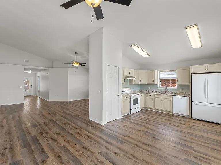 28 Easton St — Photo 12
