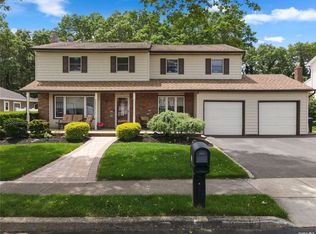 52 Flintridge Dr, Holbrook, NY 11741
