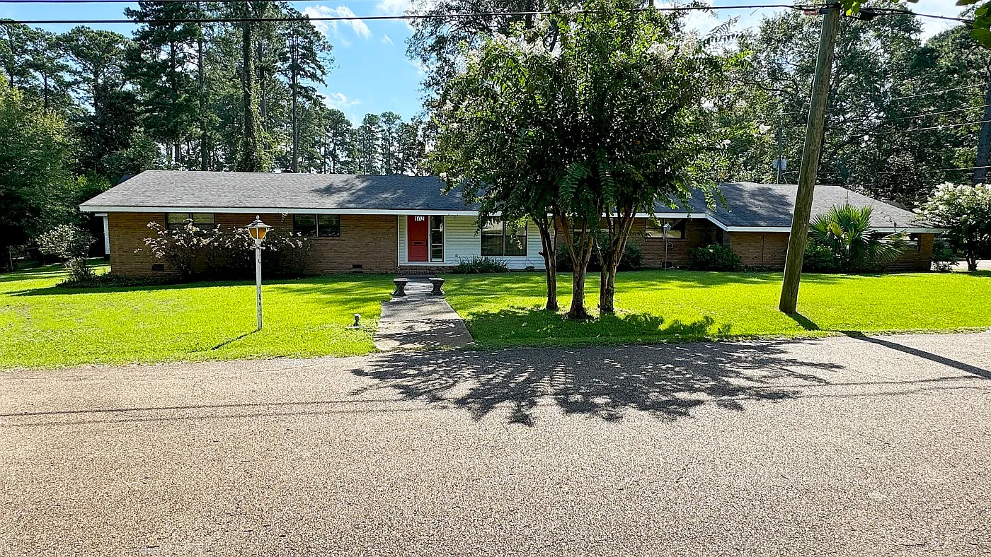 4 bed, 2.5 bath, 2600 sqft, $2,400 — Photo 3