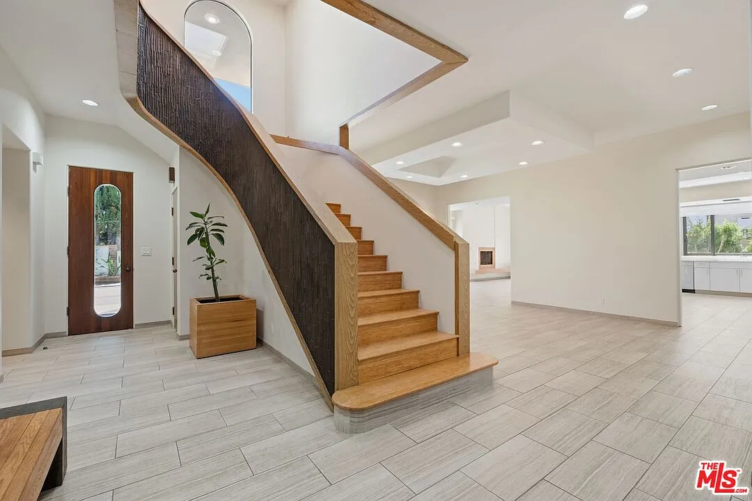 5 bed, 4.5 bath, 4682 sqft, $15,000 — Photo 4